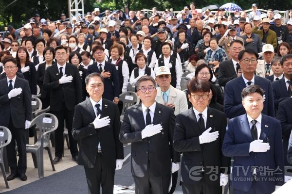 [크기변환]사진1) 국기에 대한 경례하는 평택시의회 이윤하 의장(앞줄 좌로부터 두 번째).jpg