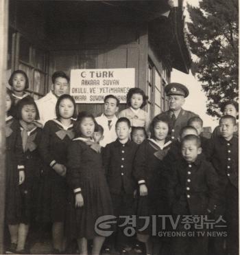 [크기변환](20260608)(첨부자료2)전시사진_튀르키예 제5여단장 메테 장군과 앙카라학원 원장, 원생들.jpg