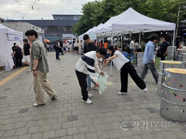 [크기변환]260608_[사진자료] 경상원, 오산 오색시장 야맥축제 연계 ESG 캠페인 펼쳐…플로깅, 장바구니 배부 등 (1) (1).jpg