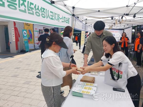 [크기변환]260608_[사진자료] 경상원, 오산 오색시장 야맥축제 연계 ESG 캠페인 펼쳐…플로깅, 장바구니 배부 등 (3).jpg