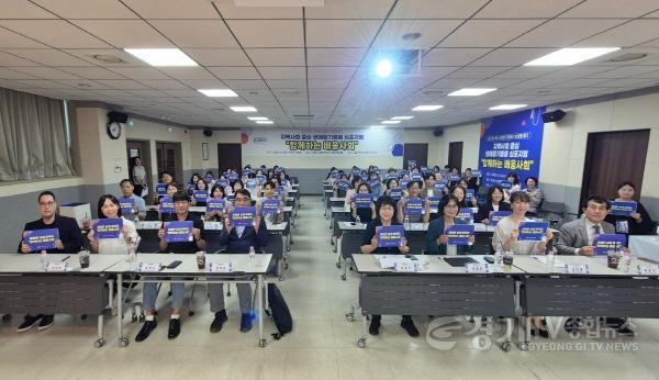 [크기변환]5-2. 함께하는 배웅사회 심포지엄 참석자들이 지역사회 중심 생애말기돌봄 문화 확산을 위한 메시지를 들고 기념촬영을 하고 있다.jpg