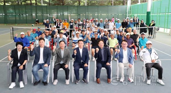 [크기변환]사진설명2) 수원특례시의회 이재식 의장과 참석자들이 「제4회 수원특례시의회 의장배 전국 시니어 테니스대회」에서 기념촬영을 하고 있다.jpg