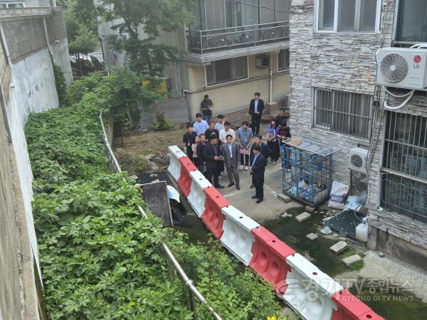 [크기변환]8-2. 윤성진 제1부시장이 병점구 노후 다세대주택 현장을 방문해 우기철 대비 안전점검을 실시하고 있다(2).jpg