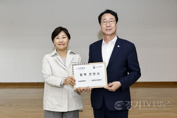 [크기변환]7-4. 송미령 농식품부 장관과 정명근 화성특례시장이 농지 관리 제도 개선을 위한 정책건의서를 들고 기념촬영을 하고 있다.jpg