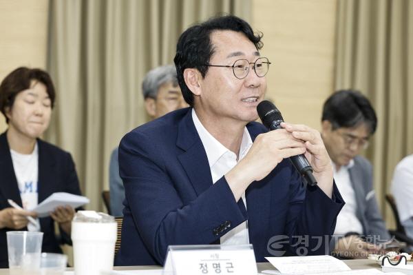 [크기변환]7-2. 정명근 화성특례시장이 농지 전수조사 현장간담회에서 제도 개선 필요성에 대해 발언하고 있다.jpg