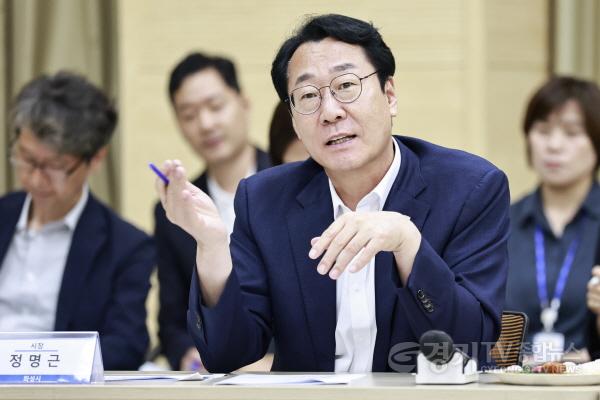 [크기변환]7-5. 정명근 화성특례시장이 농지 전수조사 현장간담회에서 조사 추진 과정의 애로사항과 개선방안에 대해 설명하고 있다.jpg