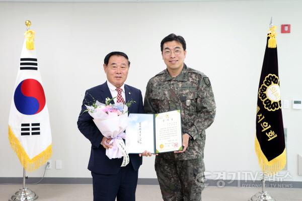[크기변환]사진설명1) 수원특례시의회 이재식 의장이 12일 의회 세미나실에서 육군 제51보병사단 관계자로부터 감사패를 전달받은 뒤 기념촬영을 하고 있다 (1).jpg