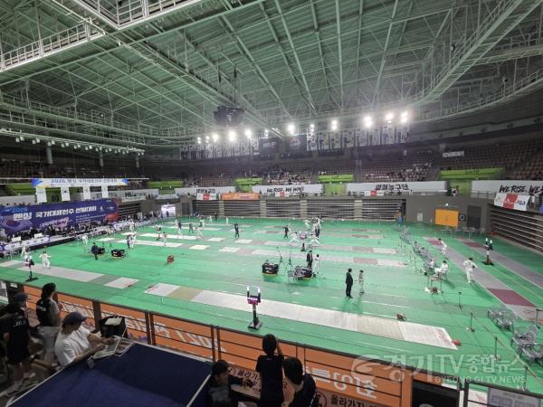 [크기변환]3. 화성종합경기타운 실내체육관에서 열린 2027년 전국체육대회 프레(Pre)대회 겸 2026 펜싱 국가대표선수 선발 전국대회에서 선수들이 경기를 펼치고 있다 (1).jpg
