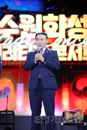 [크기변환]사진설명1) 수원특례시의회 이재식 의장이 13일 수원 화성행궁 광장에서 열린 「2026 수원화성 헤리티지 콘서트」에서 인사말을 하고 있다.jpg
