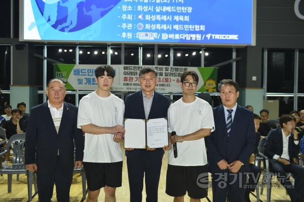 [크기변환]1-2. 제19회 화성특례시장기 배드민턴대회에서 선수대표들이 선서를 하고 있다.jpg
