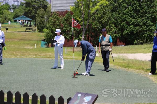 [크기변환]1-3. 제10회 화성특례시장배 장애인 어울림 파크골프대회 참가자가 경기를 하고 있다(1).jpg