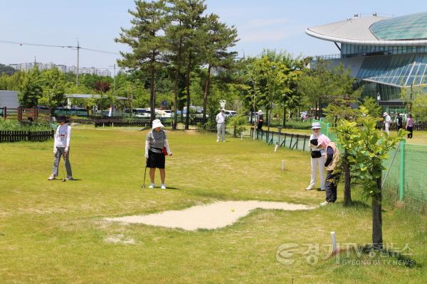 [크기변환]1-4. 제10회 화성특례시장배 장애인 어울림 파크골프대회 참가자가 경기를 하고 있다(2).jpg