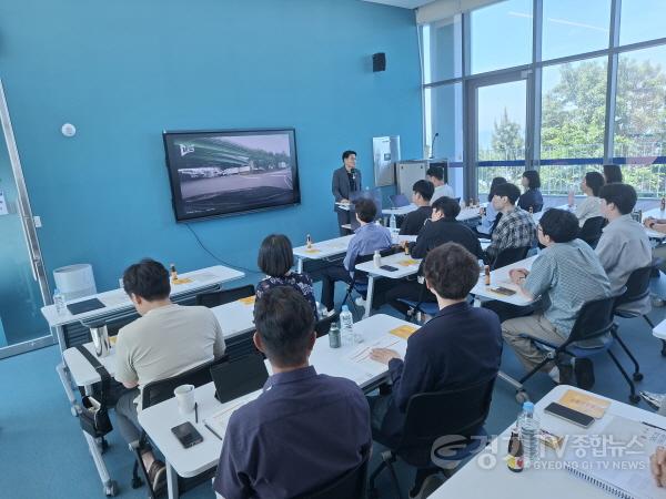 [크기변환]4-1. 윤성진 제1부시장이 2026년 재난안전분야 종사자 역량강화 워크숍에 참석한 공무원들을 대상으로 재난 대응 역량 강화를 당부하고 있다.jpg