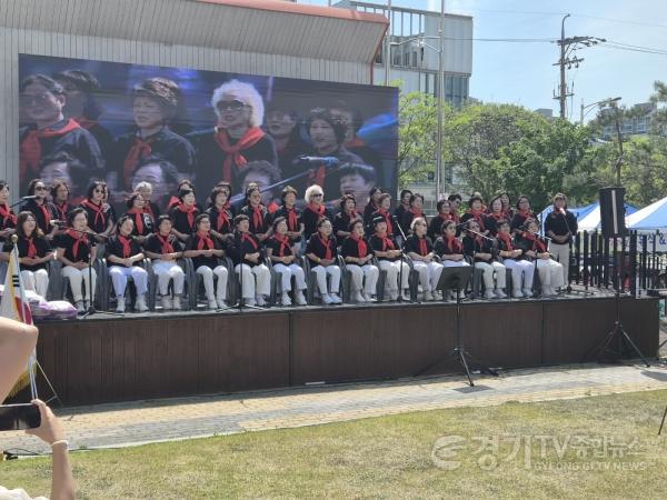 [크기변환]4-1. 화산동 주민합창단이 축하공연을 선보이며 세대 화합의 의미를 더하고 있다.jpg