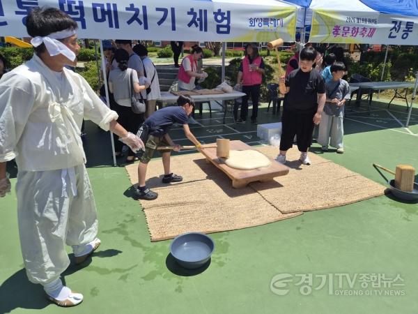 [크기변환]4-2. 주민들이 전통 떡메치기 체험에 참여하며 우리 전통문화를 체험하고 있다.jpg