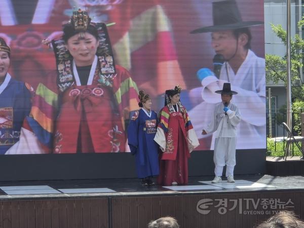 [크기변환]4-4. 주민들이 전통혼례복을 입고 무대에 올라 특별한 추억을 만들고 있다.jpg
