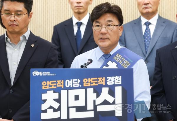[크기변환]260615_최만식 경기도의원, 민주당 대표의원 출사표… 압도적 경험으로 성과 만들 것3.jpg
