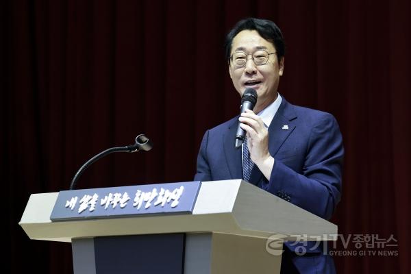 [크기변환]1-3. 정명근 화성특례시장이 화성미래비전위원회 발대식에서 시민 중심의 미래 비전과 시정 운영 방향을 설명하고 있다(1).jpg