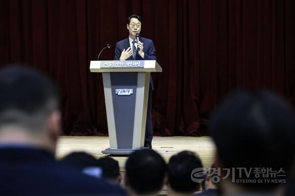 [크기변환]1-4. 정명근 화성특례시장이 화성미래비전위원회 발대식에서 시민 중심의 미래 비전과 시정 운영 방향을 설명하고 있다(2).jpg