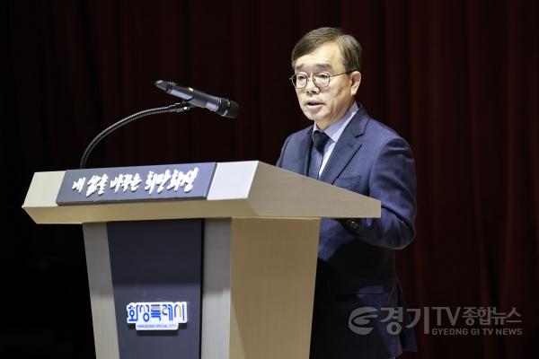 [크기변환]1-5. 조승문 화성미래비전위원장이 발대식에서 위원회의 운영 방향과 역할에 대해 설명하고 있다.jpg