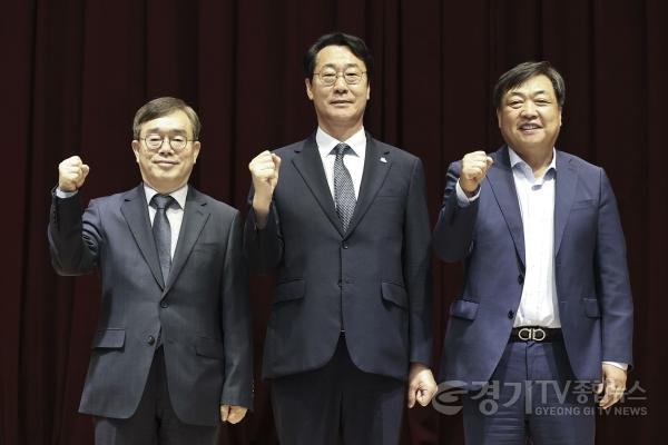[크기변환]1-6. 정명근 화성특례시장과 조승문 화성미래비전위원장 및 오일용 자문 위원장이 화성특례시의 미래 발전을 위한 협력을 다짐하고 있다.jpg