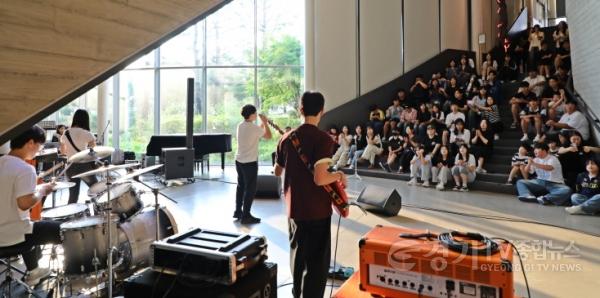 [크기변환]1. 수원시 팔달구, 청소년들의 끼와 열정 가득했던 2026 팔달구 우리동네 학생 버스킹 성료 (1).jpg