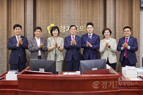 [크기변환]260615_미래과학협력위원회__미래를_입법하고_혁신을_제도화하다...2년_대장정의_결실_(1).jpg