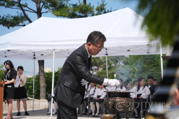 [크기변환]사진2) 20260606 제71회 현충일 추념식에서 분향하는 모습.jpg
