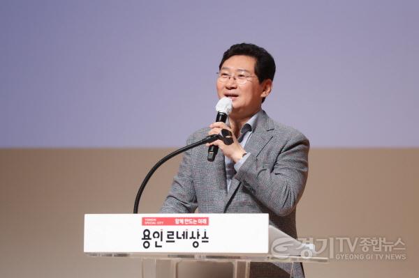 [크기변환]2-1. 이상일 용인특례시장이 20일 시청 에이스홀에서 열린 용인시장학재단의 장학증서 수여식에서 축사를 하고 있다.jpg
