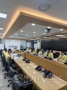 [크기변환]7-1. 윤성진 화성특례시 제1부시장이 19일 시청 재난안전상황실에서 열린 여름철 호우 대비 대책회의를 주재하며 부서별 중점 추진 대책을 점검하고 선제적 대응을 당부하고 있다(1).jpg