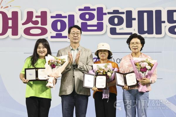 [크기변환]1-3. 정명근 화성특례시장이 여성 권익 증진과 지역사회 발전에 기여한 우수 회원들에게 표창장을 수여하고 기념촬영을 하고 있다.jpg