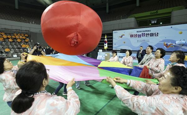 [크기변환]1-7. 화성시여성단체협의회 회원들이 명랑운동회 프로그램에 참여해 협동 놀이를 즐기며 화합의 시간을 보내고 있다.jpg