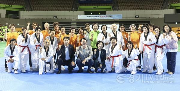 [크기변환]1-1. 정명근 화성특례시장을 비롯하여 배정수 화성특례시의회 의장과 송옥주 국회의원이 제20회 여성 화합한마당에 참석해 여성단체 회원들과 기념촬영을 하고 있다.jpg