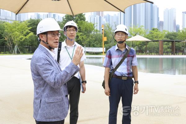 [크기변환]5-4. 윤성진 화성특례시 제1부시장이 동탄 패밀리풀 현장을 방문해 시민 안전 확보를 위한 점검 사항을 설명하고 있다.jpg