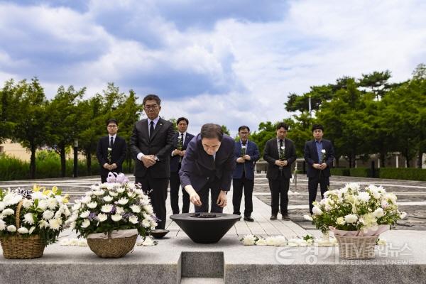 [크기변환]10-1_정장선_평택시장_노무현_전_대통령_묘역_참배.jpg