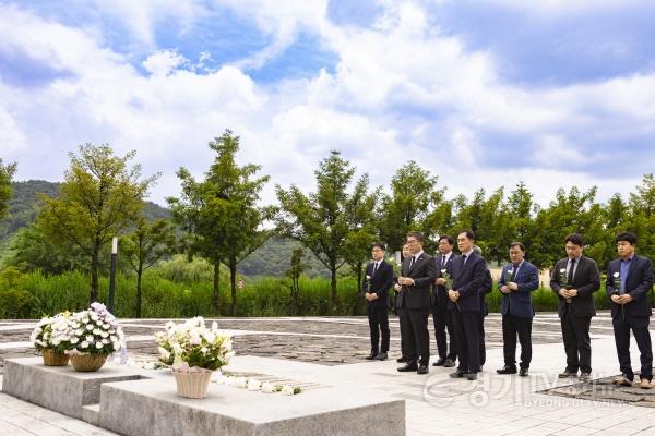 [크기변환]10-2_정장선_평택시장_노무현_전_대통령_묘역_참배.jpg