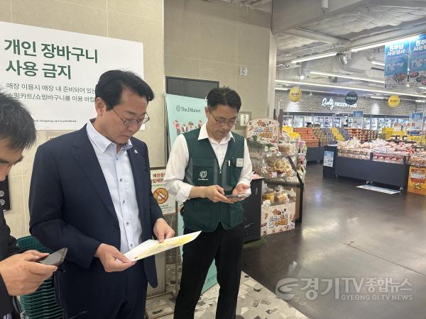 [크기변환]1-2. 정명근 화성특례시장이 종량제 봉투 수급 안정화 대책 자료를 살펴보며 현장 공급 상황을 점검하고 있다.jpg