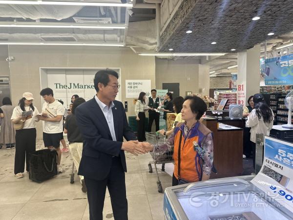 [크기변환]1-3. 정명근 화성특례시장이 종량제 봉투 판매소를 찾은 시민과 인사를 나누며 이용 불편 사항을 청취하고 있다.jpg