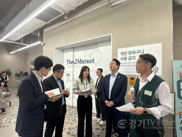 [크기변환]1-4. 정명근 화성특례시장이 종량제 봉투 판매소 관계자 및 직원들과 공급 현황과 대응 방안을 논의하고 있다.jpg