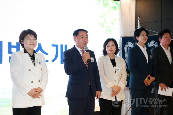 [크기변환]사진설명)  수원특례시의회 이재식 의장이 18일 마이어스웨딩홀에서 열린 「2026년 세류3동 경로잔치」에서 축사를 하고 있다.jpg
