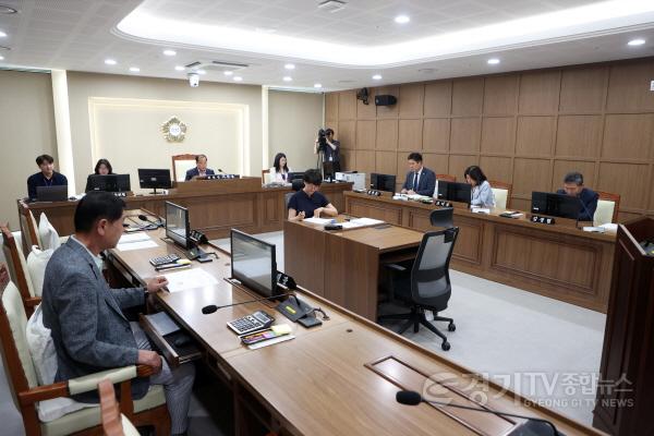 [크기변환]사진설명1)  도시미래위원회 조례안 안건심사 모습.jpg