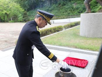 [크기변환]현충탑 참배.jpg
