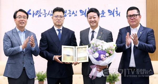 [크기변환]260625 김진경 의장, 중고차 시장 개선 등 공로로 감사패 받아 (2).jpg