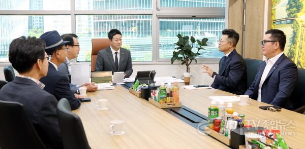 [크기변환]260625 김진경 의장, 중고차 시장 개선 등 공로로 감사패 받아 (1).jpg