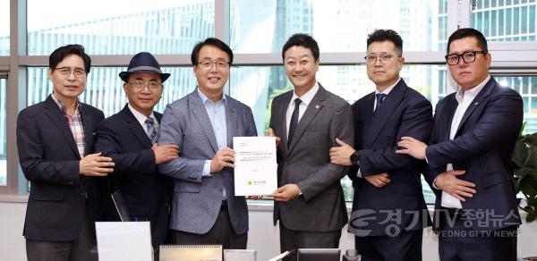 [크기변환]260625 김진경 의장, 중고차 시장 개선 등 공로로 감사패 받아 (3).jpg