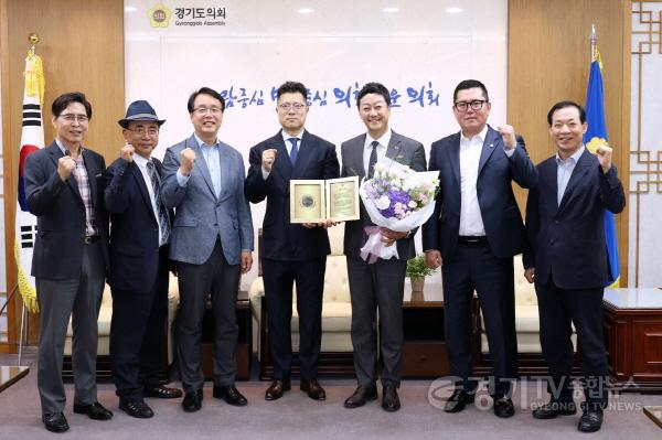 [크기변환]260625 김진경 의장, 중고차 시장 개선 등 공로로 감사패 받아 (4).jpg