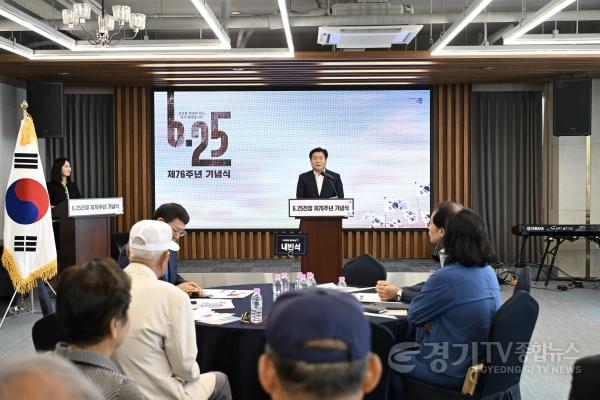 [크기변환]수시보도1-2 임병택 시장이 기념사를 낭독하고 있다.jpg