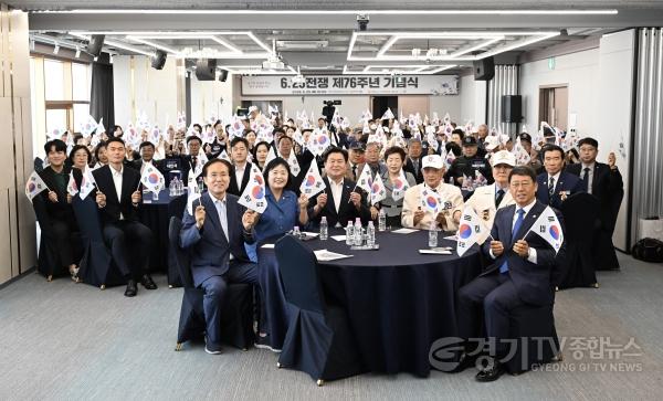 [크기변환]수시보도1-1 25일 거북섬 웨이브엠호텔에서 열린 6.25전쟁 기념행사에서 임병택 시장을 비롯한 참전유공자들이 호국영령의 희생을 기리고 있다.jpg
