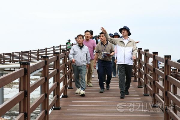 [크기변환]6-1. 정명근 화성특례시장이 25일 ‘화성 황금해안길을 점검하고 있다.jpg