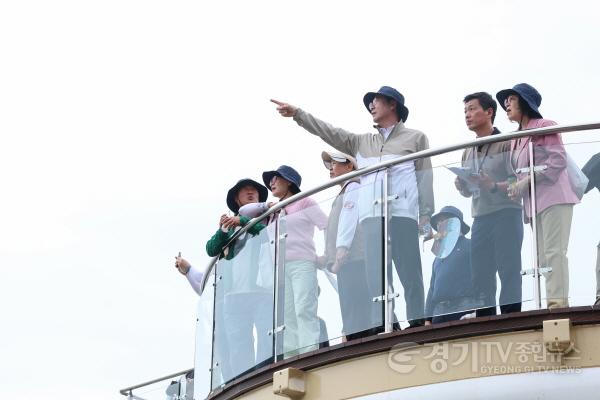 [크기변환]6-6. 정명근 화성특례시장이 25일 ‘화성 황금해안길의 안전상태를 점검하고 있다.jpg